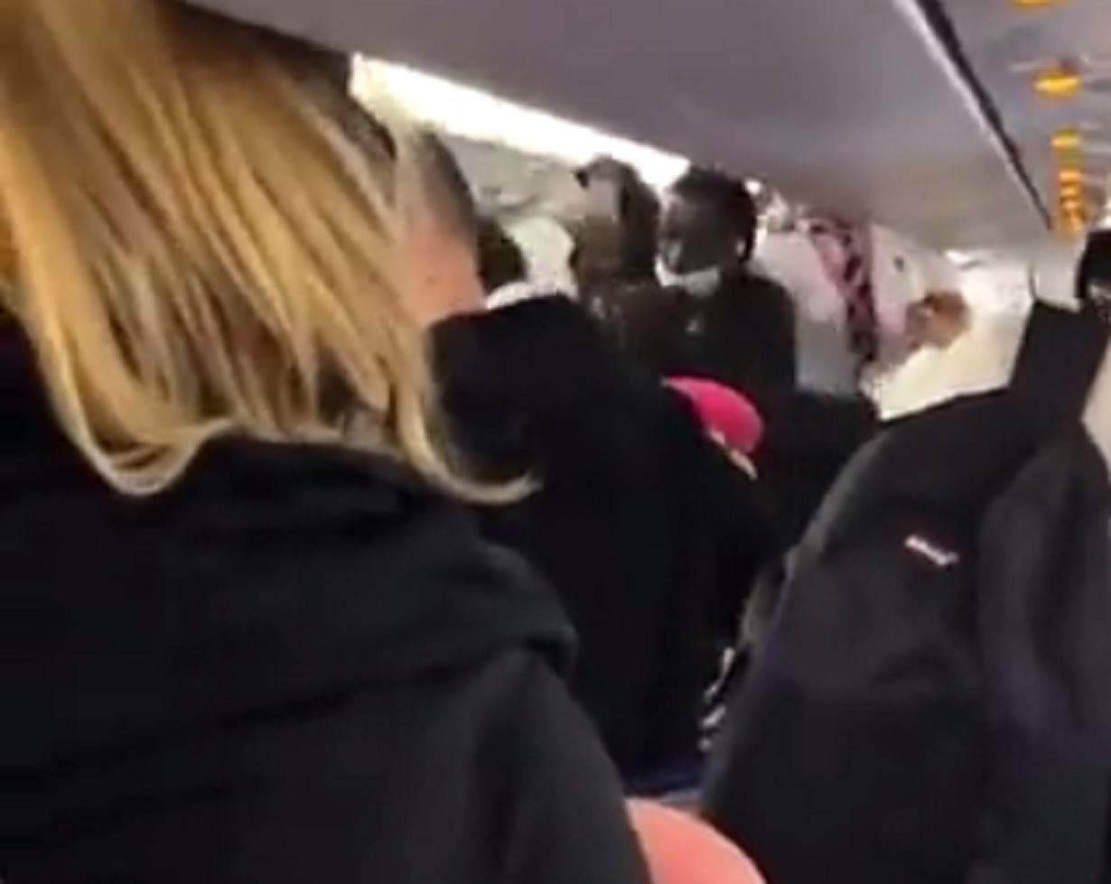Χανιά: Απίστευτο ξύλο σε πτήση από το Λονδίνο – Μεθυσμένοι επιβάτες χτύπησαν ακόμη και τον πιλότο