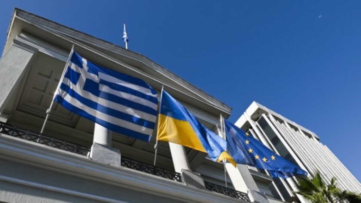 Υπουργείο Εξωτερικών: Η σημαία της Ουκρανίας κυμάτιζε ως συμπαράσταση για την «Ημέρα της Ευρώπης»