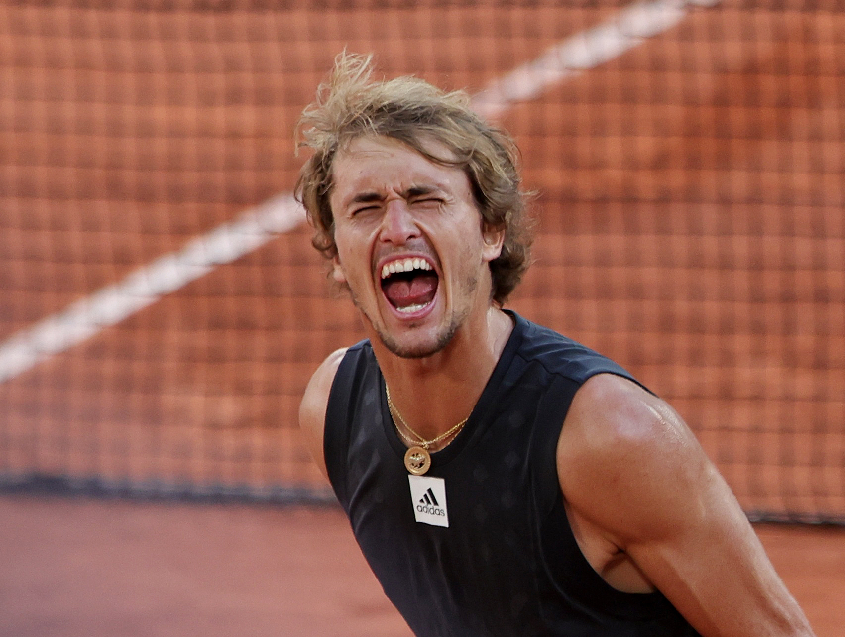Tennis - French Open - Roland Garros, Paris, France - May 31, 2022  Germany's Alexander Zverev celebrates after winning his quarter final match against Spain's Carlos Alcaraz REUTERS