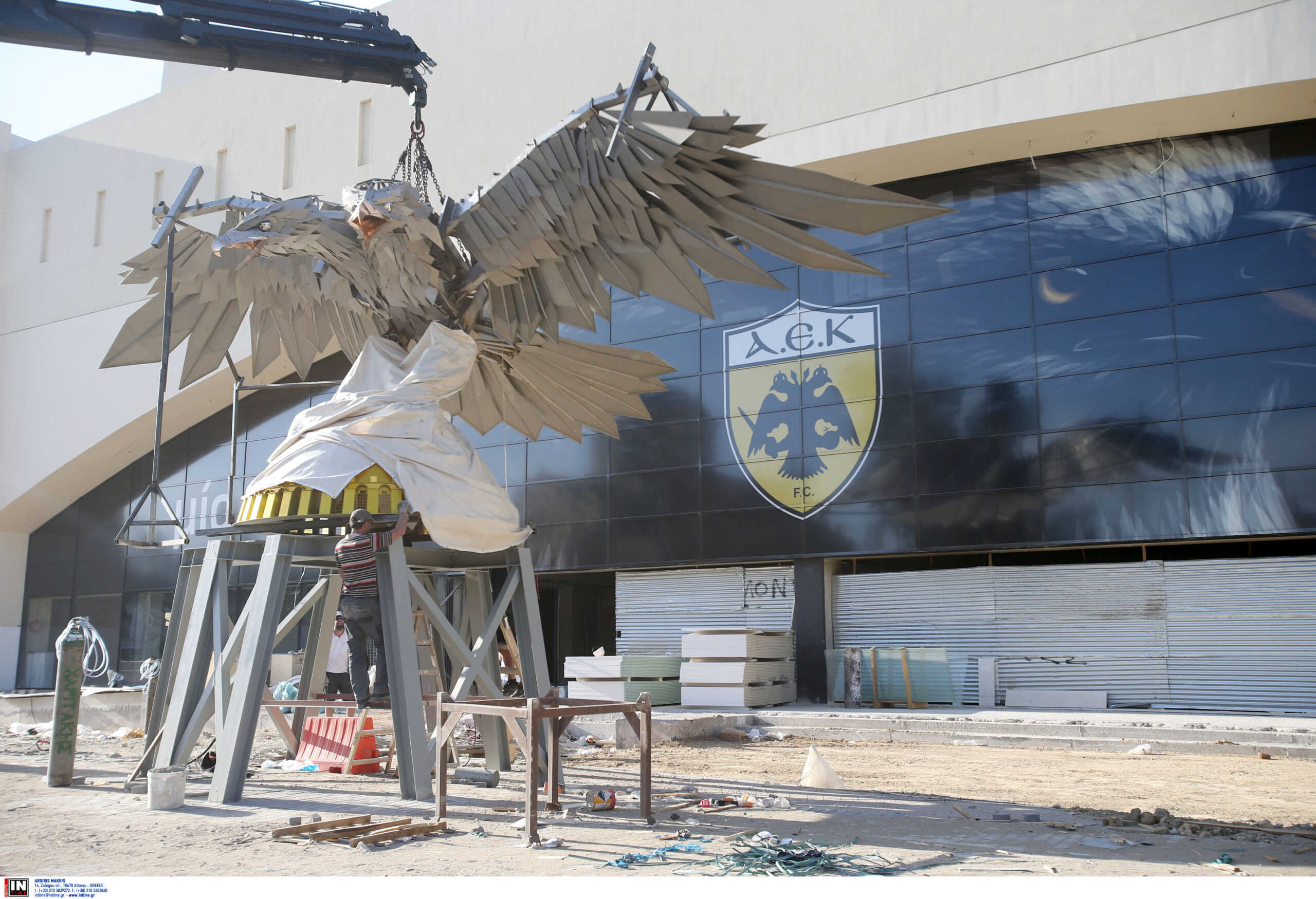 Γήπεδο ΑΕΚ: Ο εντυπωσιακός ατσάλινος αετός μπήκε στη βάση του