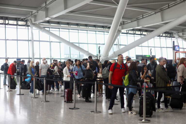 Βρετανία: Νέες ακυρώσεις πτήσεων στο Χίθροου - Το κυβερνητικό σχέδιο για να αποφευχθεί το χάος