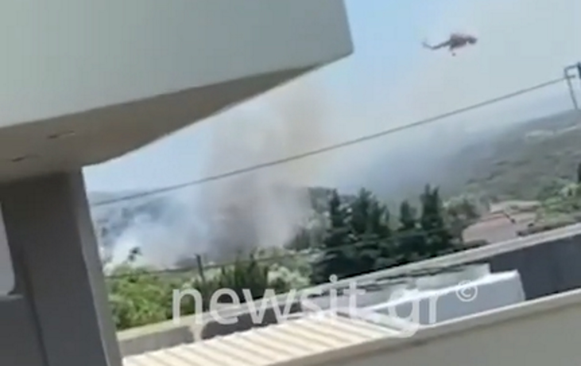 Μεγάλη φωτιά στο Αλιβέρι κοντά σε σπίτια – Συναγερμός στην πυροσβεστική