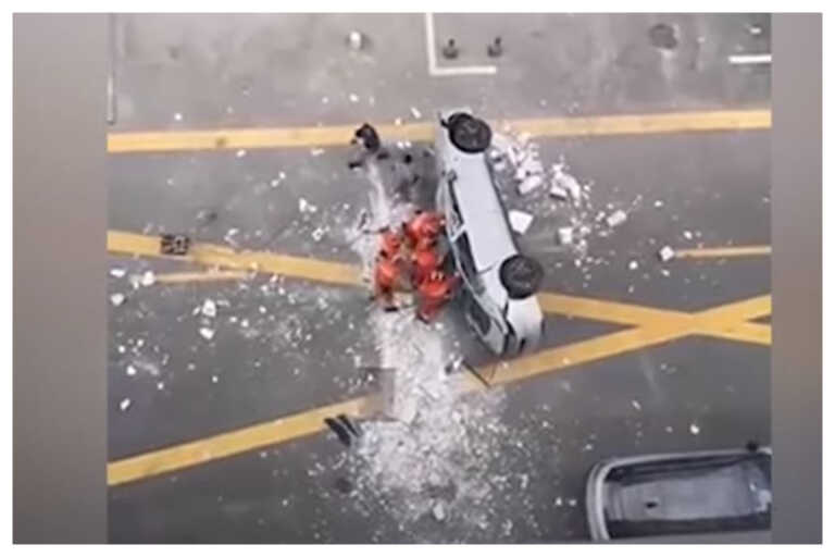 Εικόνες σοκ στην Σανγκάη: Ηλεκτρικό αυτοκίνητο έπεσε από τον τρίτο όροφο στη διάρκεια δοκιμών
