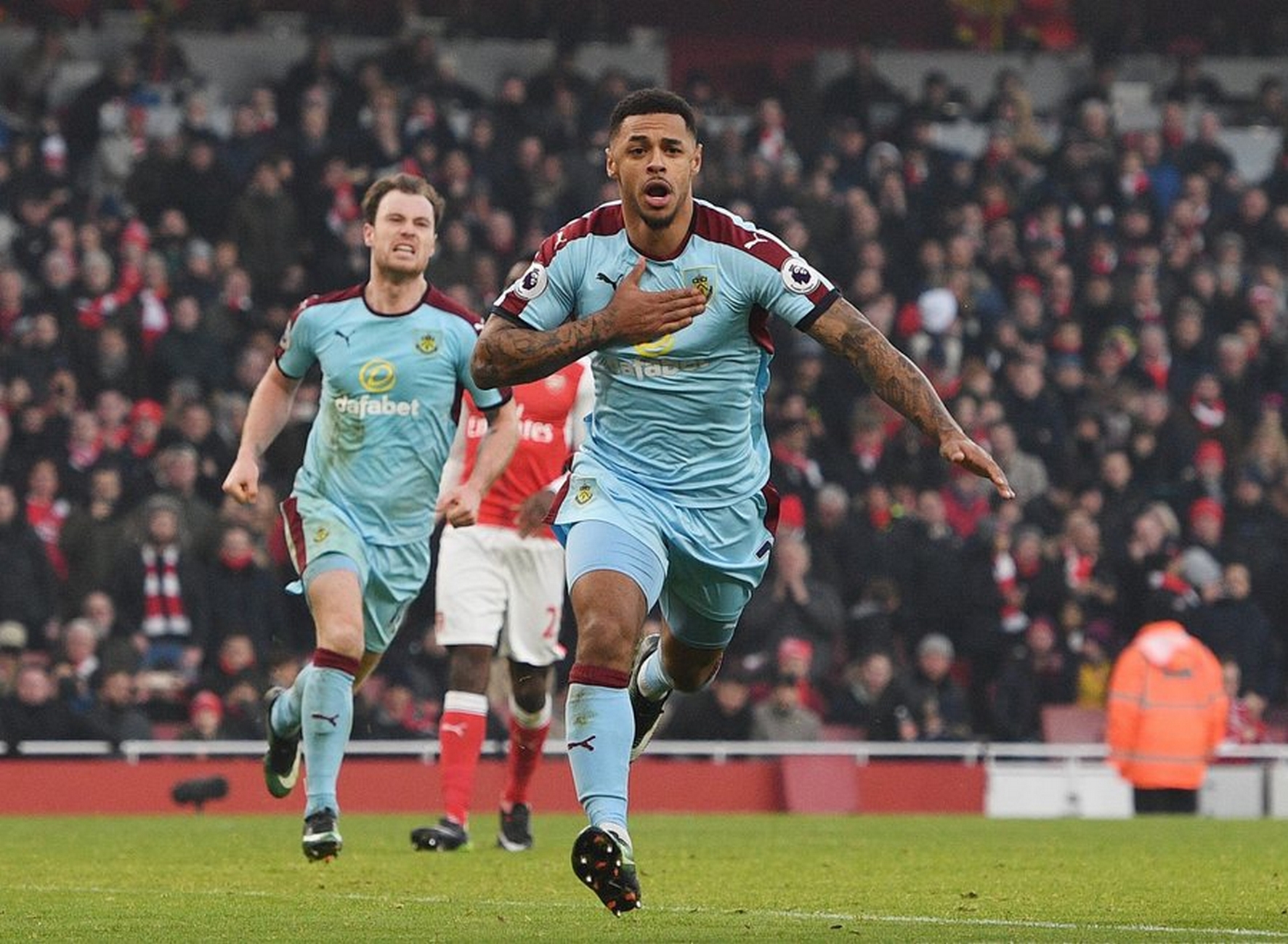 epa05741988 Burnley Andre Gray celebrates scoring a penalty during the English Premier League game between Arsenal and Burnley at Emirates Stadium in London, Britain, 22 January 2017.  EPA