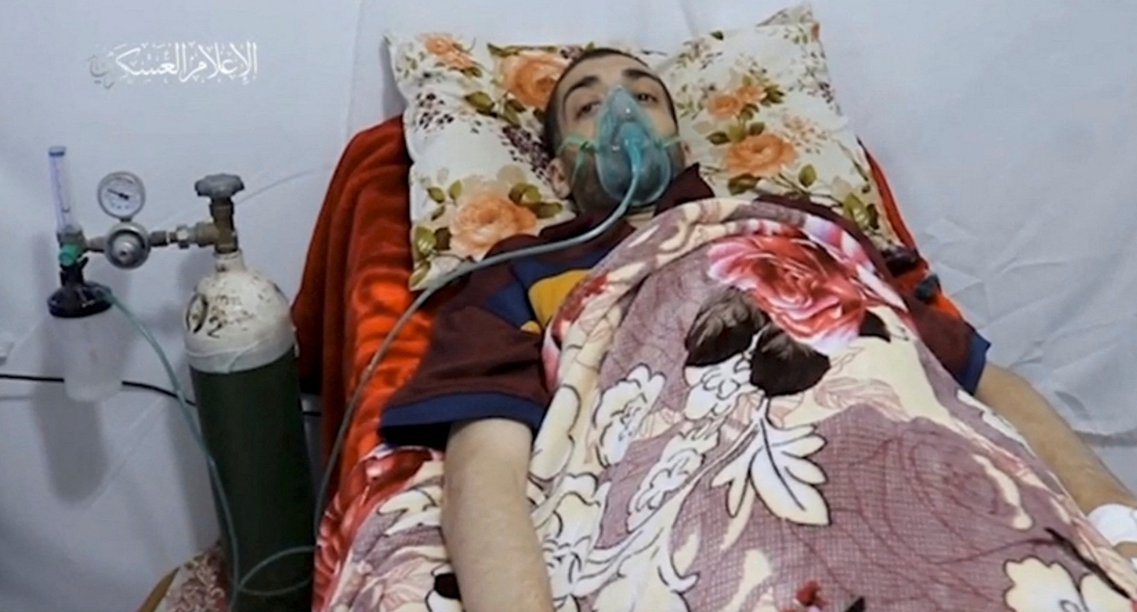 Βίντεο της Χαμάς με Ισραηλινό αιχμάλωτο από το 2015 – Ξαπλωμένος με μάσκα οξυγόνου στο πρόσωπο
