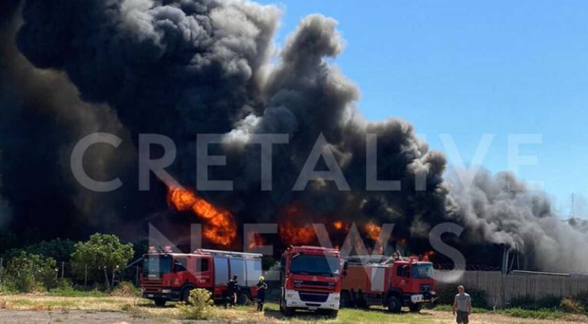 Μεγάλη φωτιά σε εργοστάσιο ξυλείας στο Ηράκλειο – Μαύροι καπνοί από χιλιόμετρα μακριά