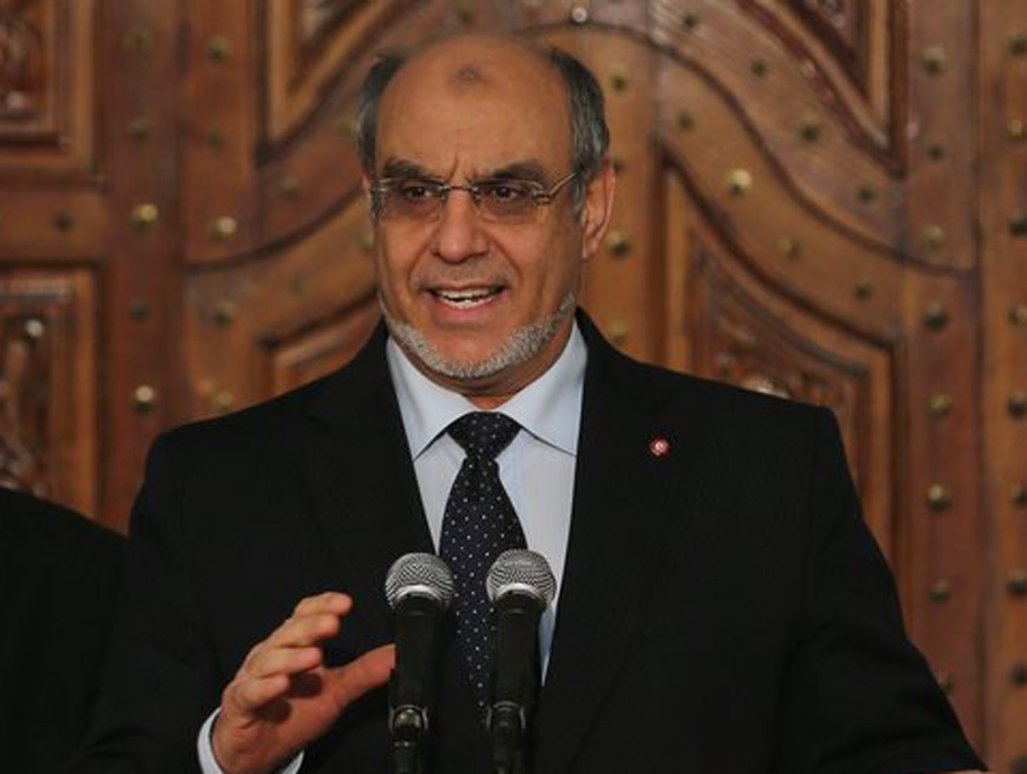 epa03624166 Former Prime Minister Hamadi Jebali (R)  speaks as New Prime Minister Ali Larayedh (L) looks on during the ceremony of transfer of power between two Prime Ministers at the government palace the Kasbah in Tunis, Tunisia, 14 Mars 2013.  The new government, which was formed by Ennahda pary and two small secular allies, is charged with leading the country out of the month-long crisis caused by the assassination of opposition politician Chokri Belaid in February.  EPA