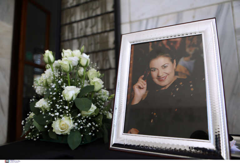 Μαρίνα Λαμπράκη – Πλάκα: Μεγαλοπρέπεια και συγκίνηση στην κηδεία της «πρώτης κυρίας» της Εθνικής Πινακοθήκης