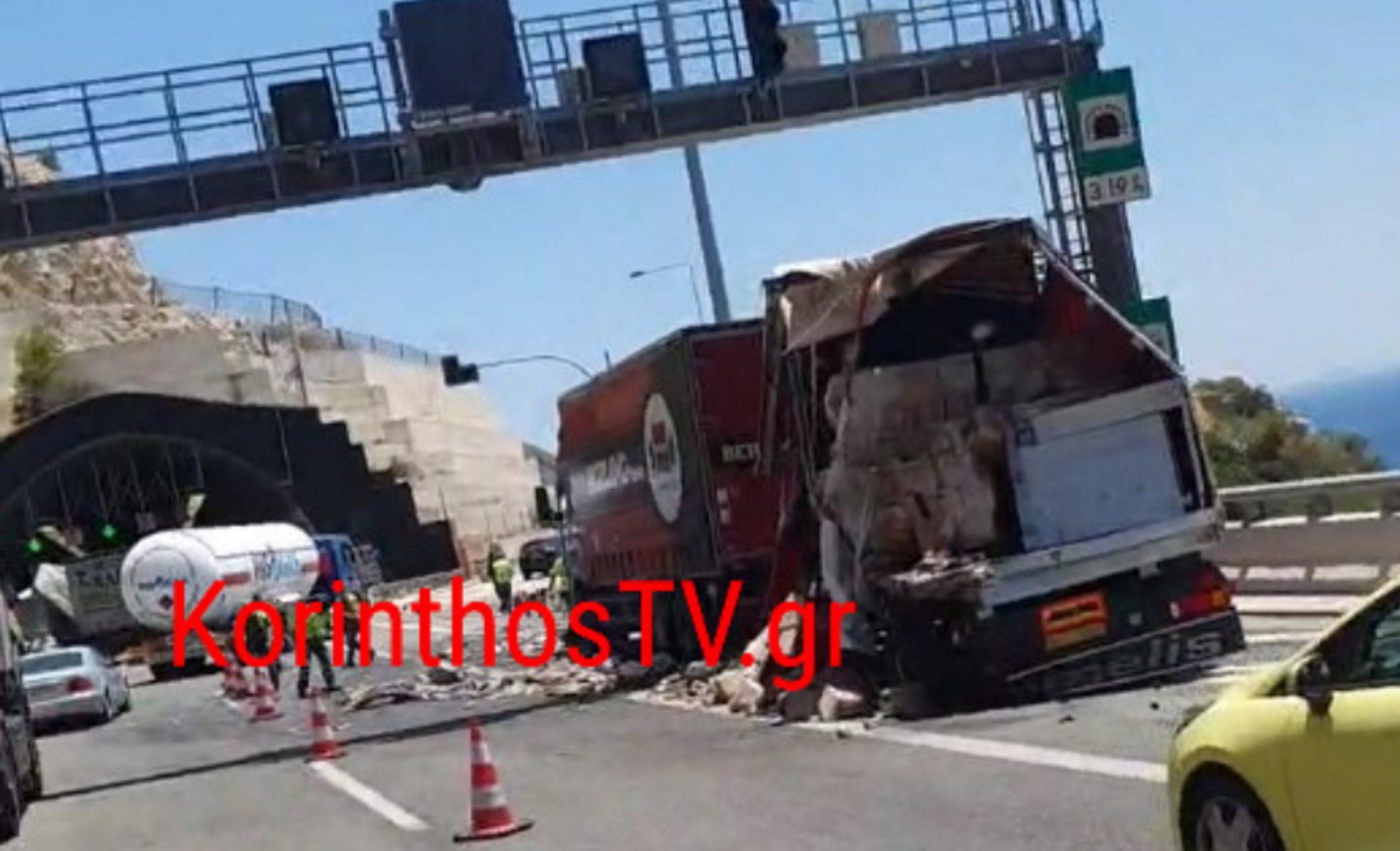 Σοβαρό τροχαίο με νταλίκες στην Αθηνών Κορίνθου – Περιπολικά κι ασθενοφόρα στην είσοδο τούνελ