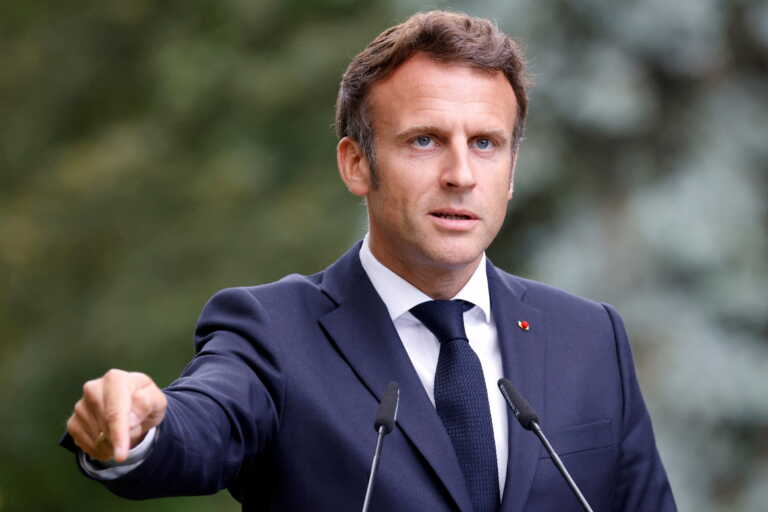 Γαλλία: «Συνθήκες πολέμου» επικαλείται ο πρόεδρος Μακρόν ζητώντας την επίσπευση της κατασκευής αυτοκινούμενων πυροβόλων