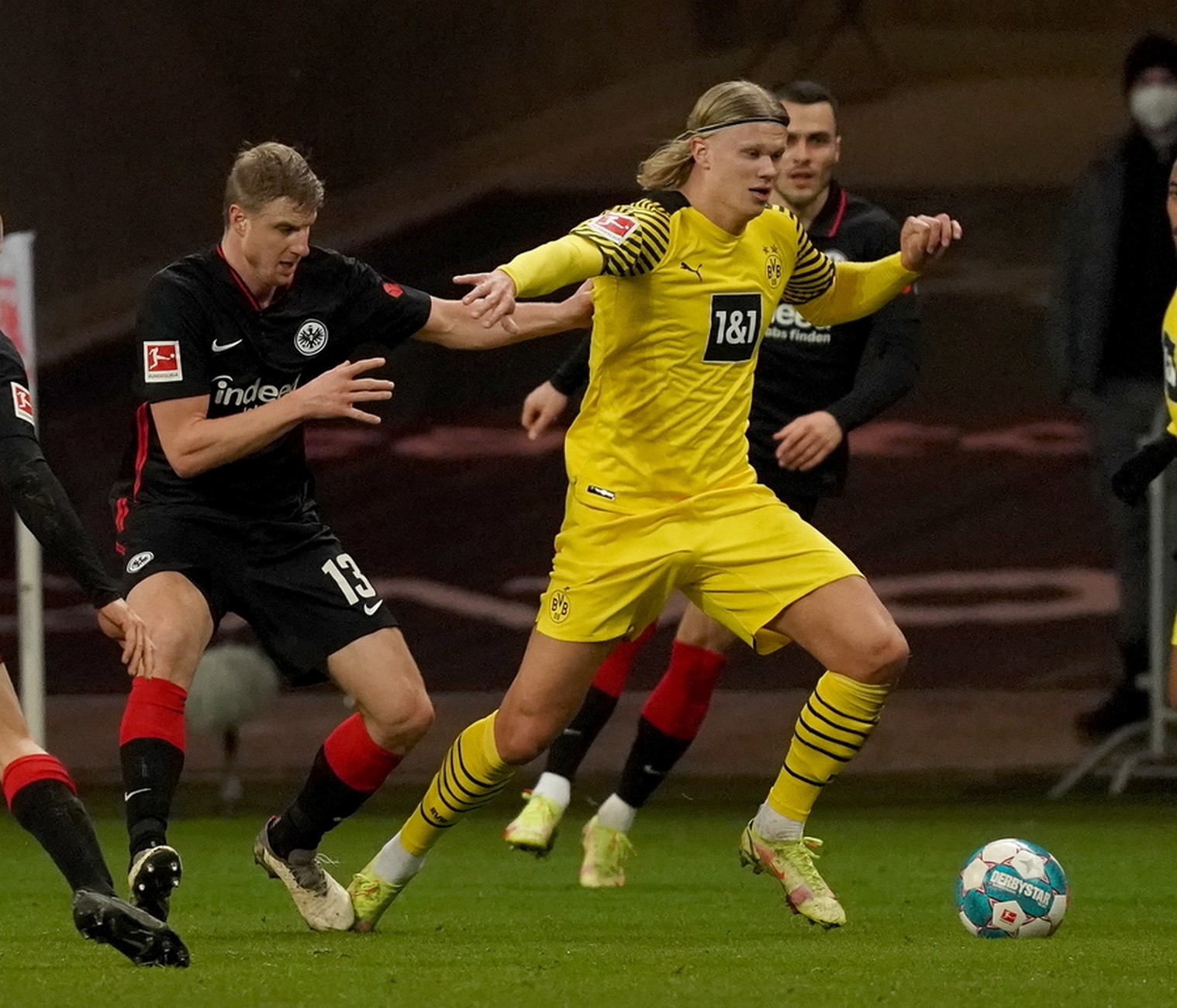 epa09674300 Frankfurt's Martin Hinteregger (L) in action against Dortmund’s Erling Haaland (R) during the German Bundesliga soccer match between Eintracht Frankfurt and Borussia Dortmund in Frankfurt, Germany, 08 January 2022.  EPA