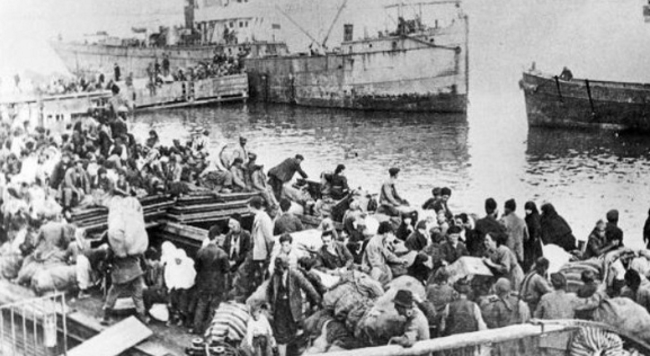Μικρασιατική Καταστροφή: Οι περιπέτειες των προσφύγων στον Πειραιά του 1923