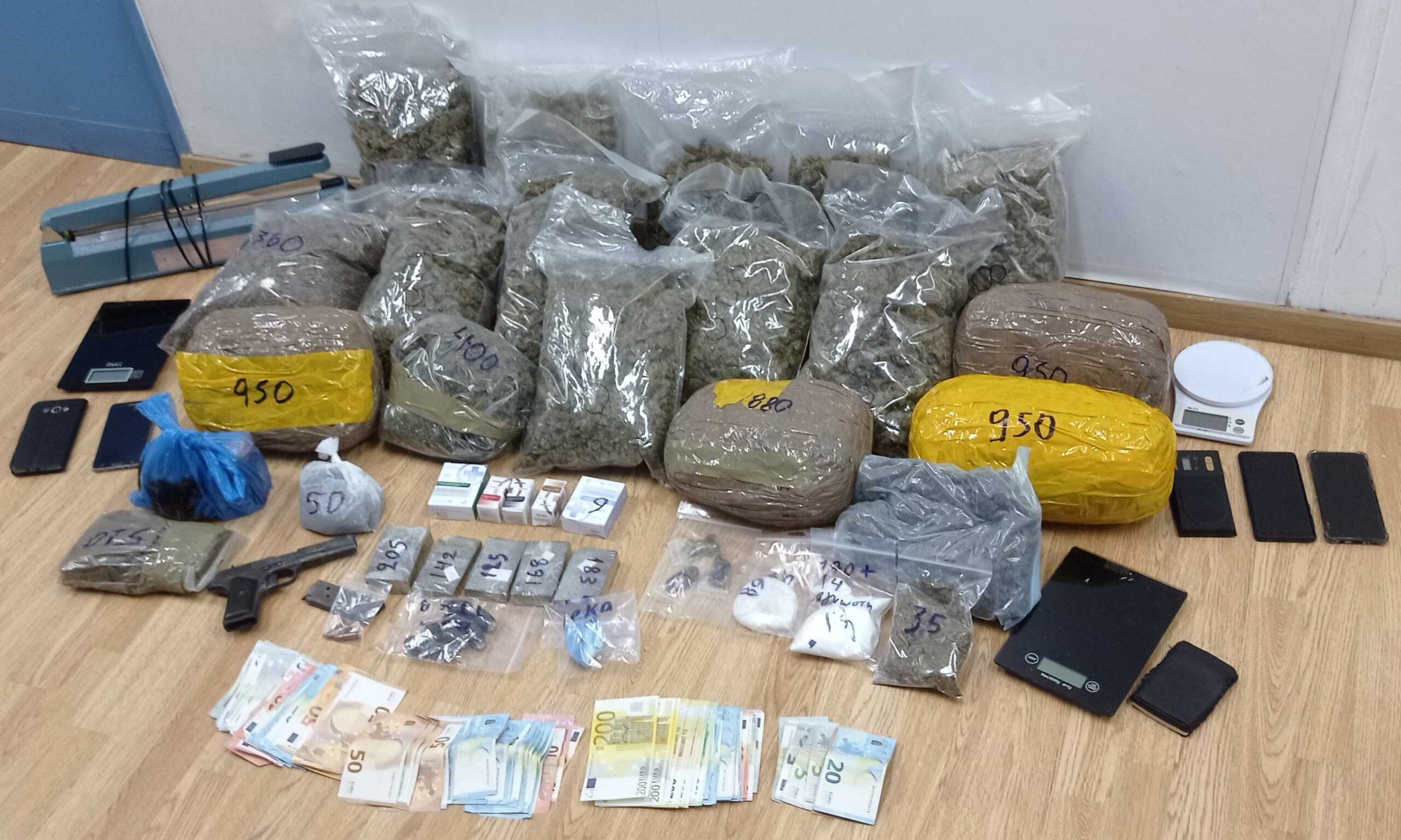 Έμποροι ναρκωτικών συνελήφθησαν στο κέντρο της Αθήνας – Κατασχέθηκαν πάνω από 7 κιλά κάνναβης και κοκαΐνης