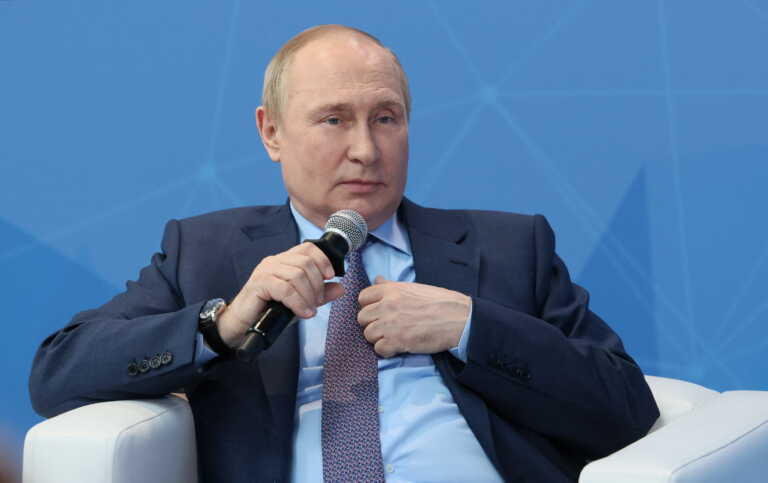Καθυστερεί η ομιλία του Βλαντιμίρ Πούτιν στο Παγκόσμιο Οικονομικό Φόρουμ λόγω χάκερ