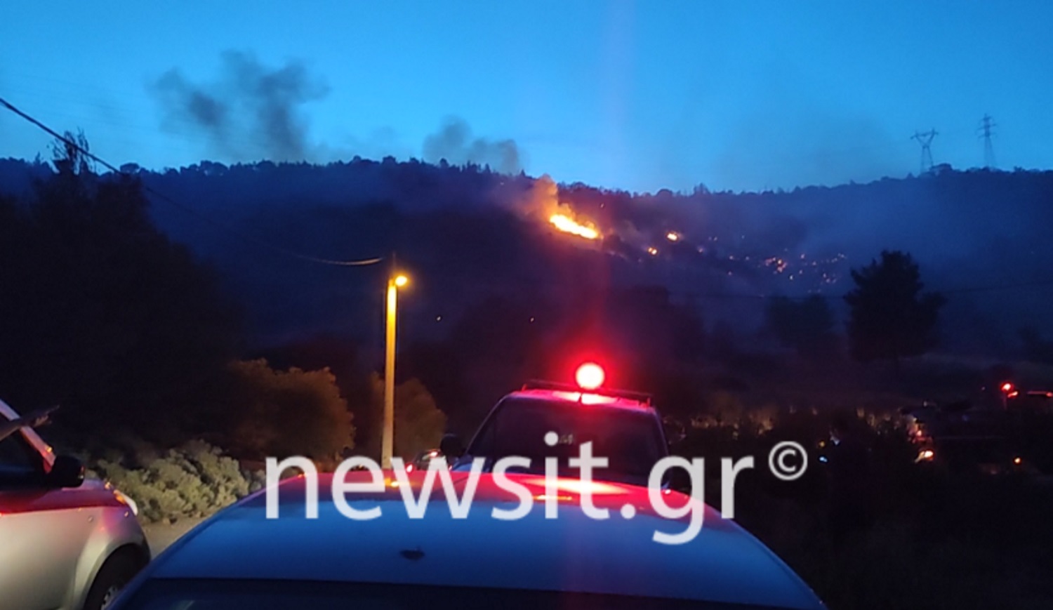 Φωτιά σε Πανόραμα Βούλας και Βάρη: Δύσκολο το έργο της κατάσβεσης λόγω των ανέμων