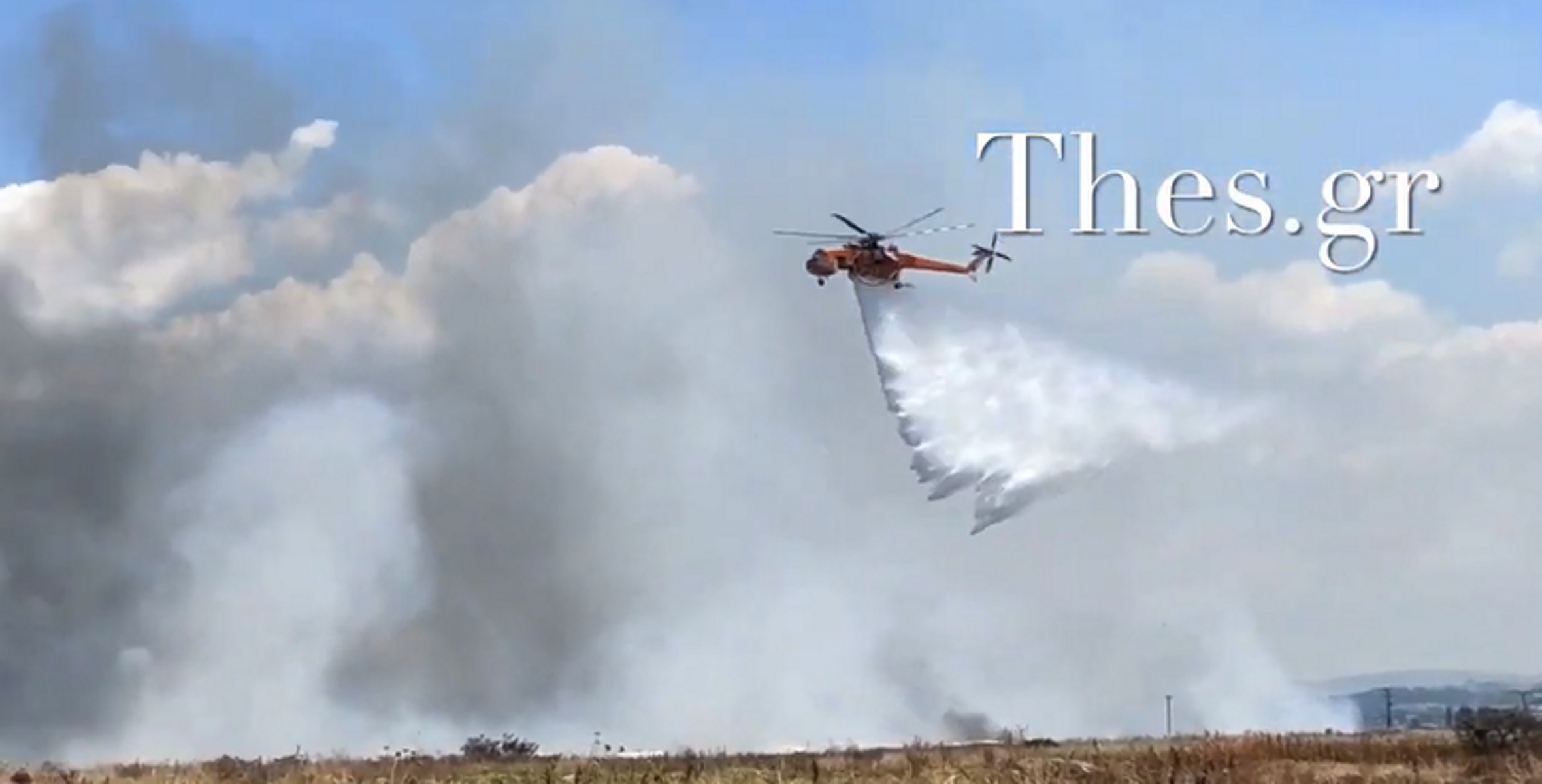 Φωτιά στην Περαία σε ξερά χόρτα – Στη μάχη ελικόπτερα και Καναντέρ