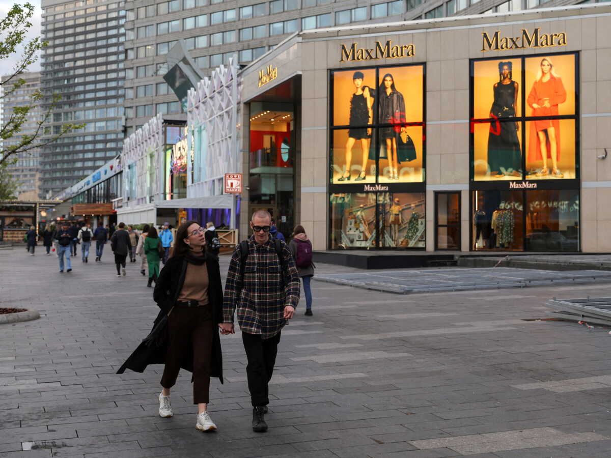 A couple walk past a Max Mara store in Moscow, Russia May 27, 2022.  REUTERS