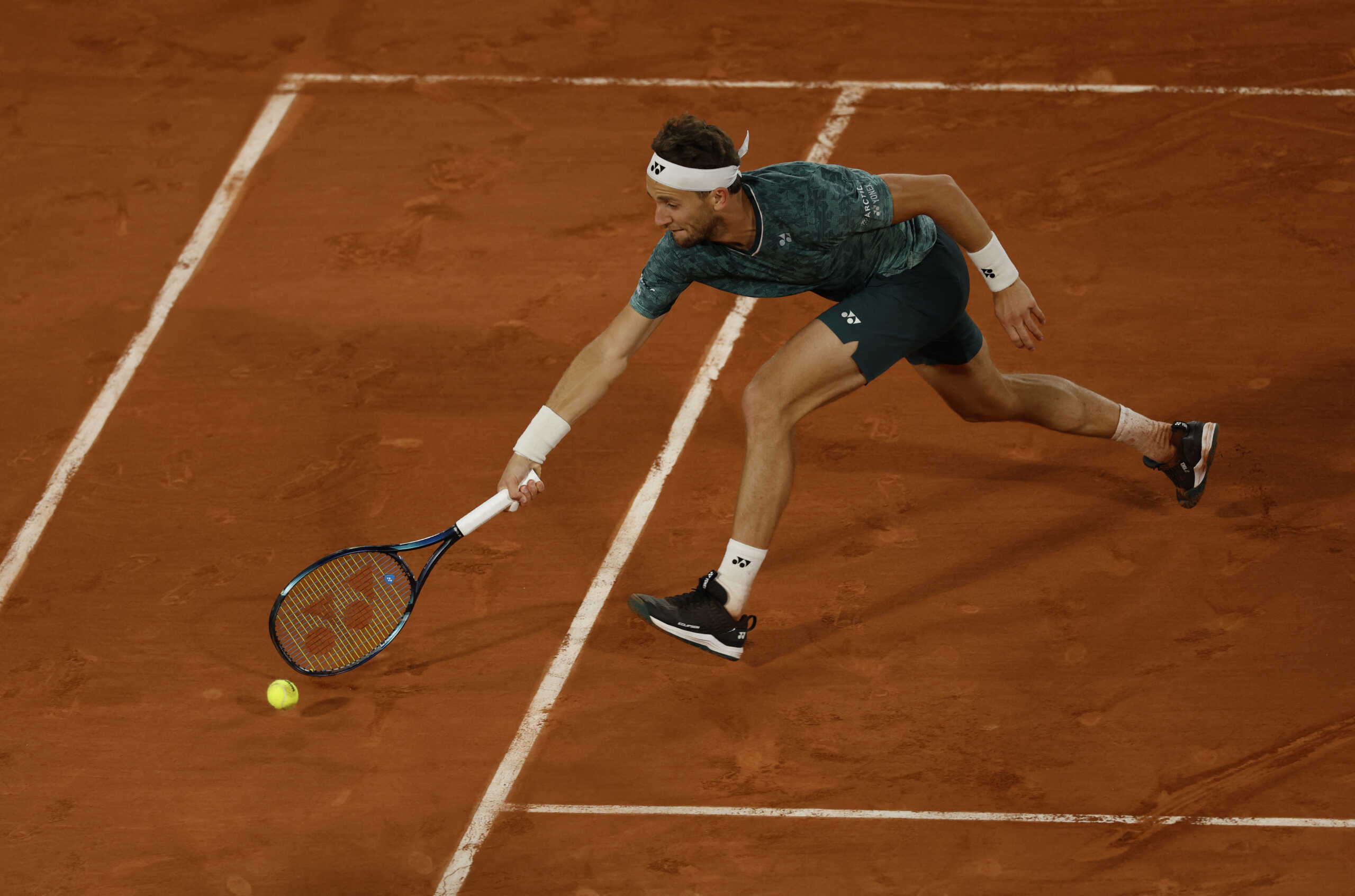 Tennis - French Open - Roland Garros, Paris, France - June 1, 2022 Norway's Casper Ruud in action during his quarter final match against Denmark's Holger Rune REUTERS