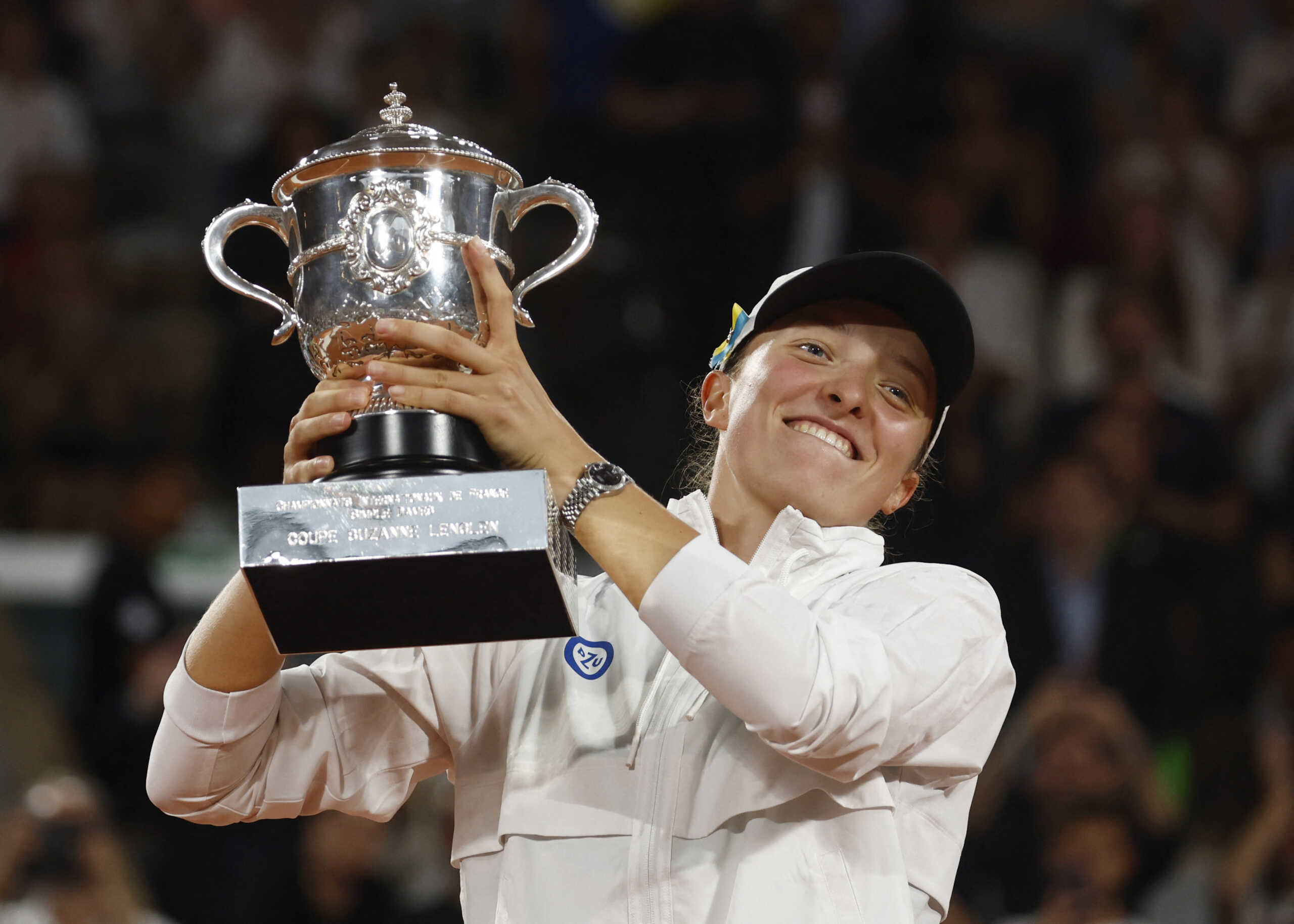 Tennis - French Open - Roland Garros, Paris, France - June 4, 2022 Poland's Iga Swiatek celebrtes with trophy after winning the women's singles final match against Cori Gauff of the U.S. REUTERS