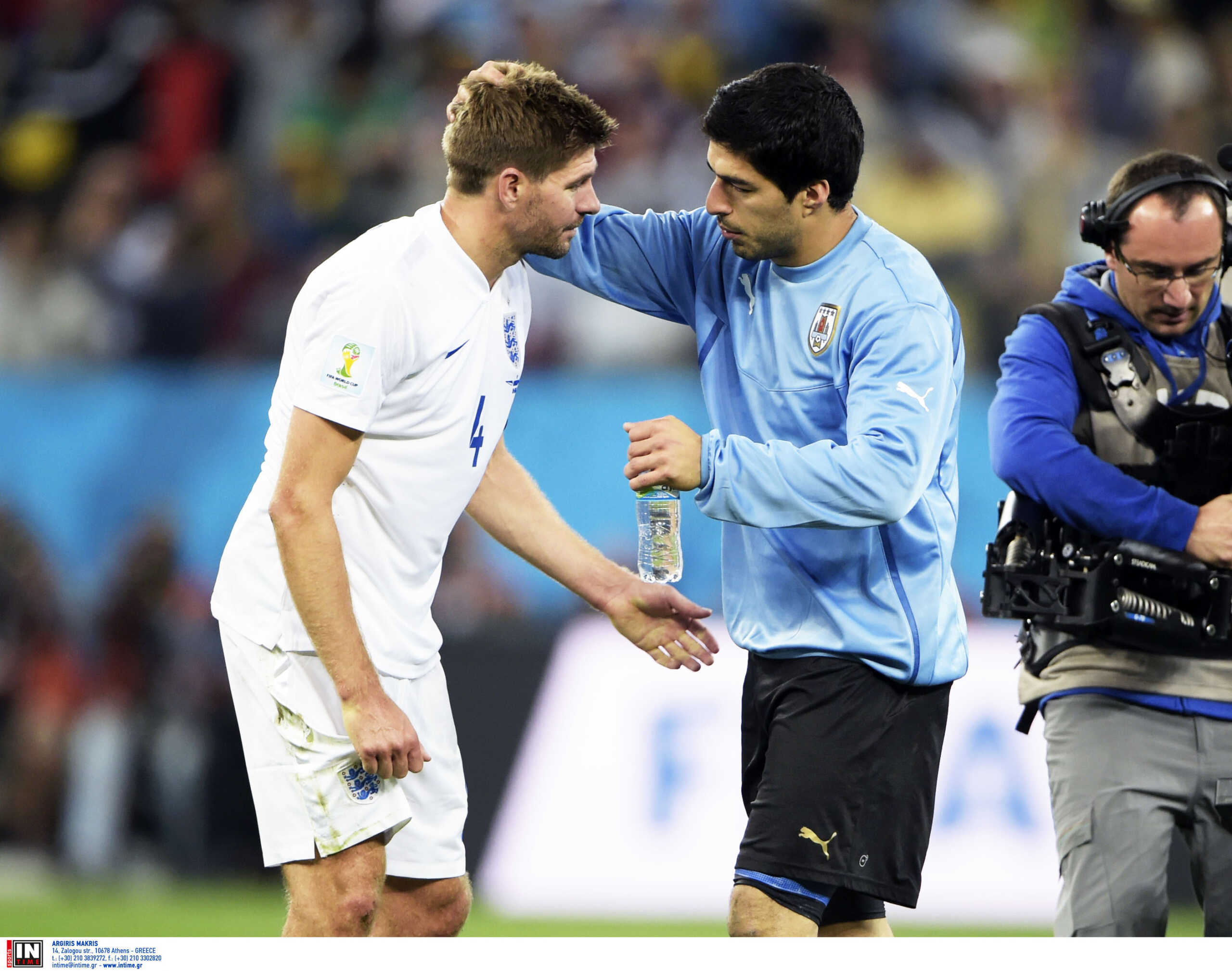 140619 Englands Steven Gerrard och Uruguays Luis Suarez efter fotbollsmatchen mellan England och Uruguay under Fotbolls-VM den 19 juni 2014 i Sao Paulo..Foto: Niklas Larsson