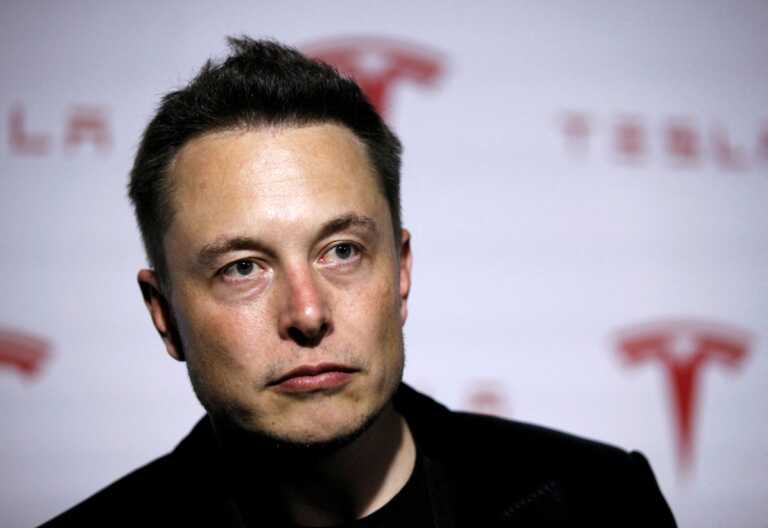 «Πονοκέφαλος» για τον Έλον Μασκ: Πρώην εργαζόμενοι της Tesla κατέθεσαν αγωγή για τις απολύσεις τους