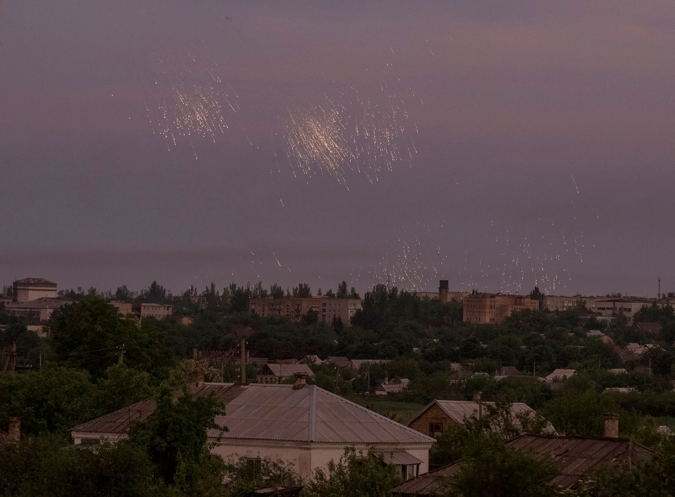 Incendiary ammunition airbursts are seen during a shelling, as Russia's attack on Ukraine continues, in the town of Marinka, in Donetsk region, Ukraine June 3, 2022. Picture taken June 3, 2022.  REUTERS