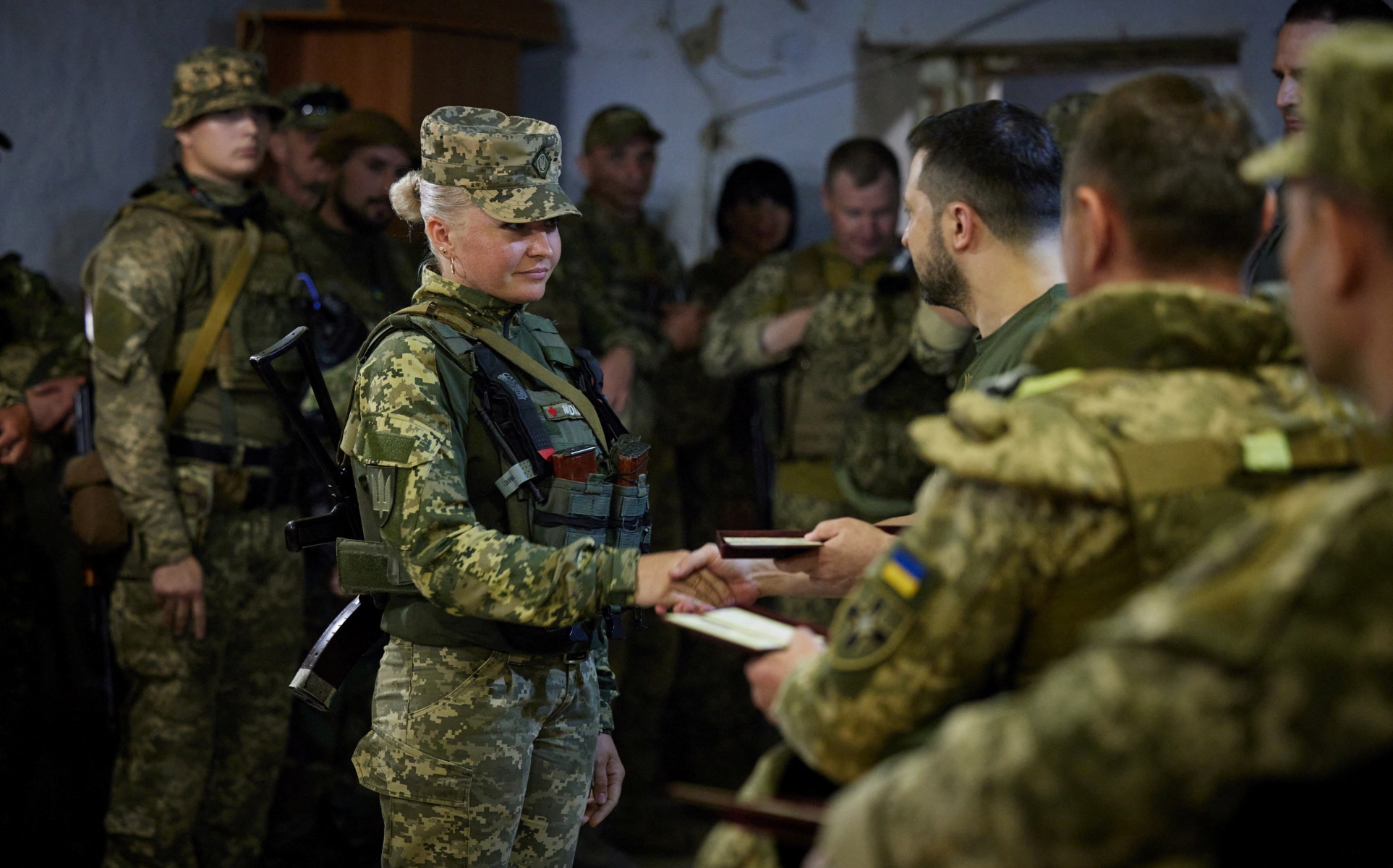 Πόλεμος στην Ουκρανία: O Ζελένσκι στην πρώτη γραμμή του μετώπου – Μετάλλια και selfie με στρατιώτες