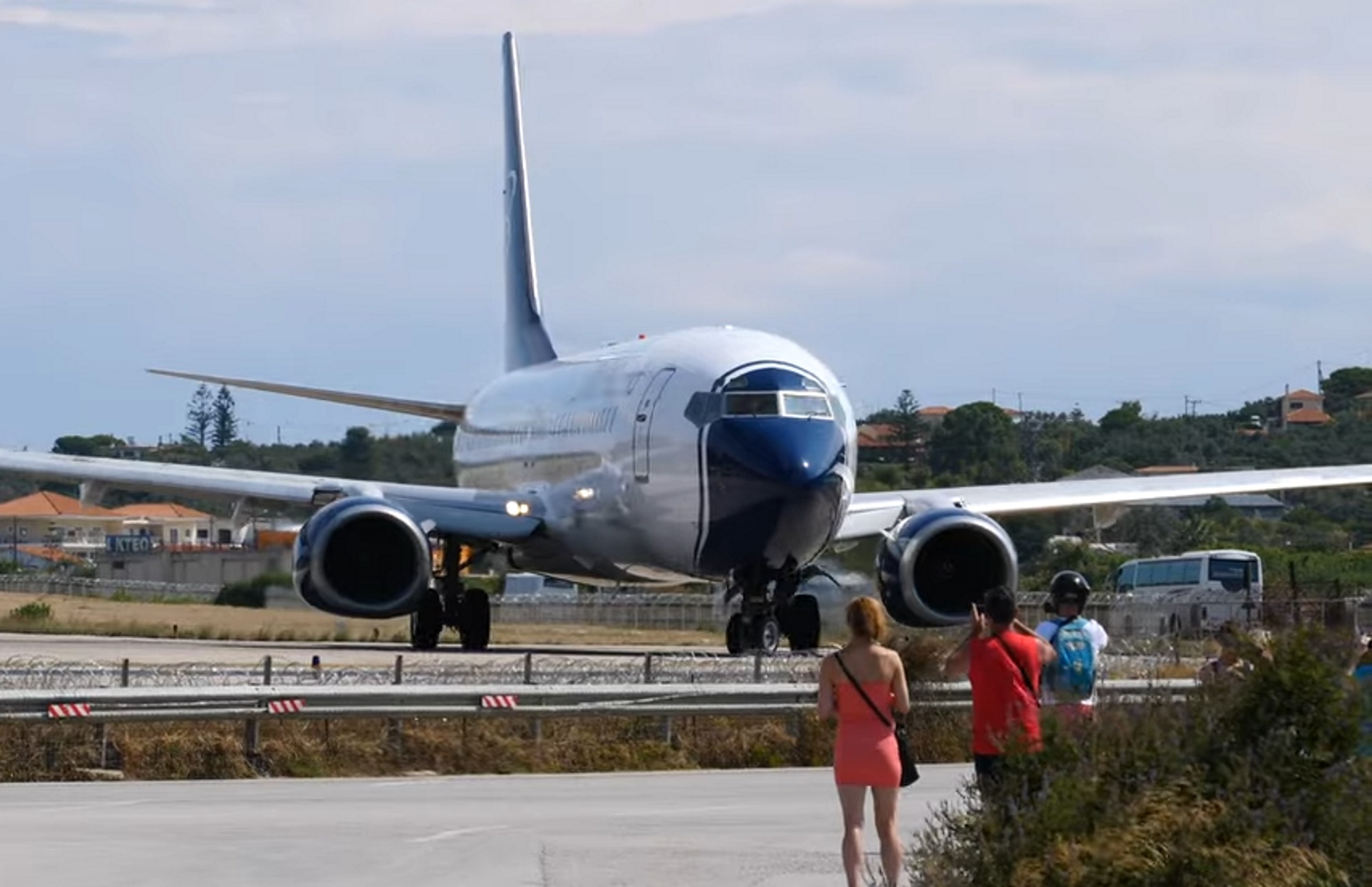 Σκιάθος: Πεζός εκσφενδονίστηκε στη θάλασσα από τουρμπίνα αεροπλάνου – Δείτε πού έγινε το ατύχημα