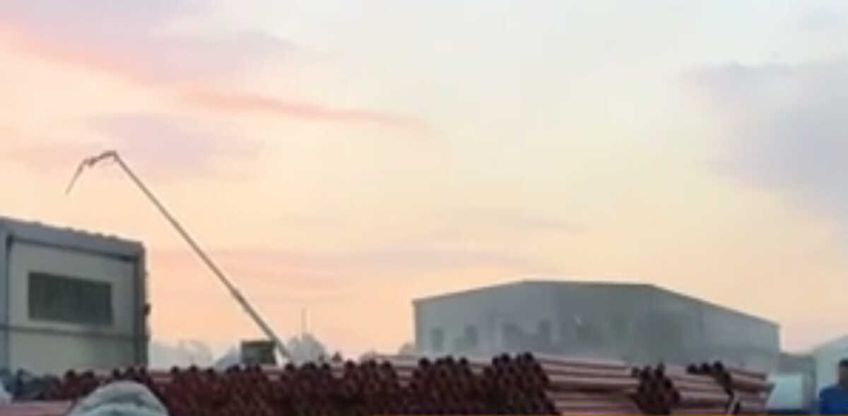 Ασπρόπυργος: Σε ύφεση η φωτιά στο εργοστάσιο πλαστικών – Συναγερμός για τους καπνούς που έπνιξαν τη Δυτική Αττική
