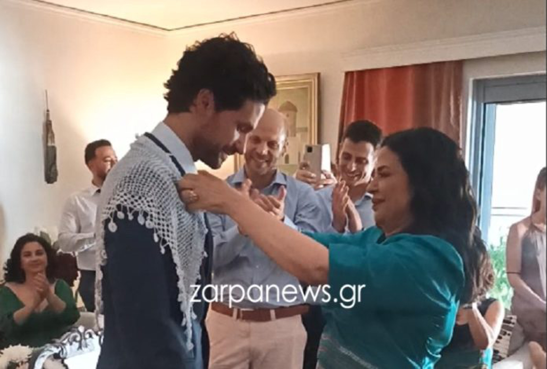Ορφέας Αυγουστίδης: Το ντύσιμο του γαμπρού πριν το γάμο και το δώρο της Μαρίας Τζομπανάκη