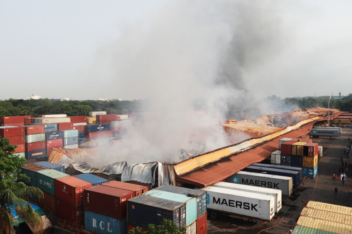 Μπανγκλαντές: 41 νεκροί από τη φωτιά που καίει για τρίτη μέρα σε εμπορευματοκιβώτια