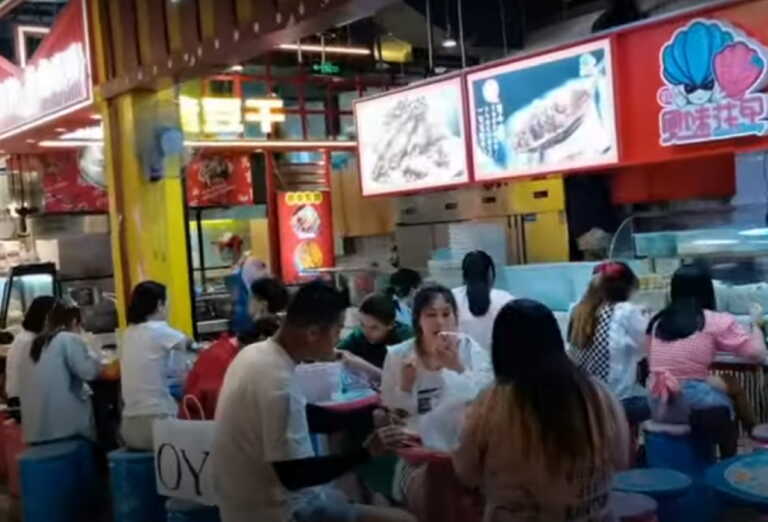 Πεκίνο: Ουρές έξω από τα εστιατόρια που άνοιξαν έπειτα από έναν μήνα