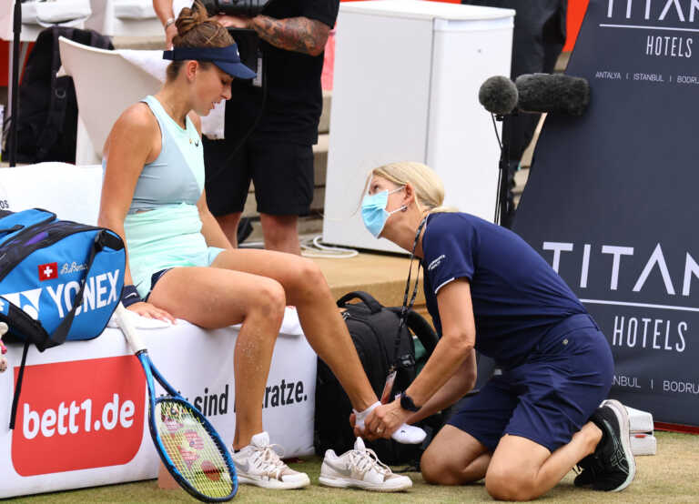 Η Μπελίντα Μπέντσιτς απέκλεισε την Μαρία Σάκκαρη αλλά εγκατέλειψε στον τελικό με την Ονς Ζαμπέρ στο Βερολίνο