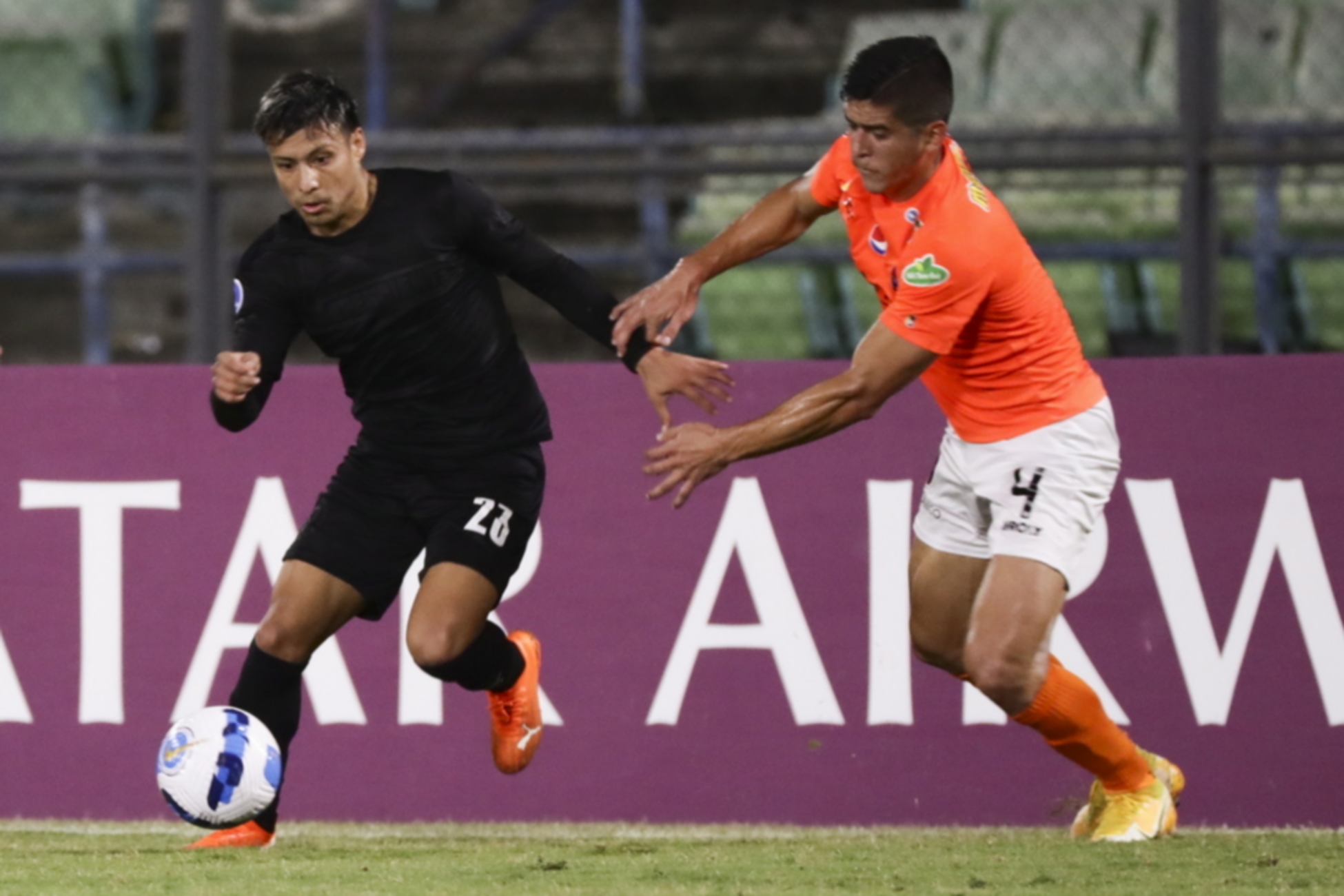 epa09911439 Kendrys Silva (R) of La Guaira vies for the ball with Domingo Blanco of Independiente during their Copa Sudamericana soccer match between Deportivo La Guaira and Independiente at Olimpico UCV stadium in Caracas, Venezuela, 26 April 2022.  EPA