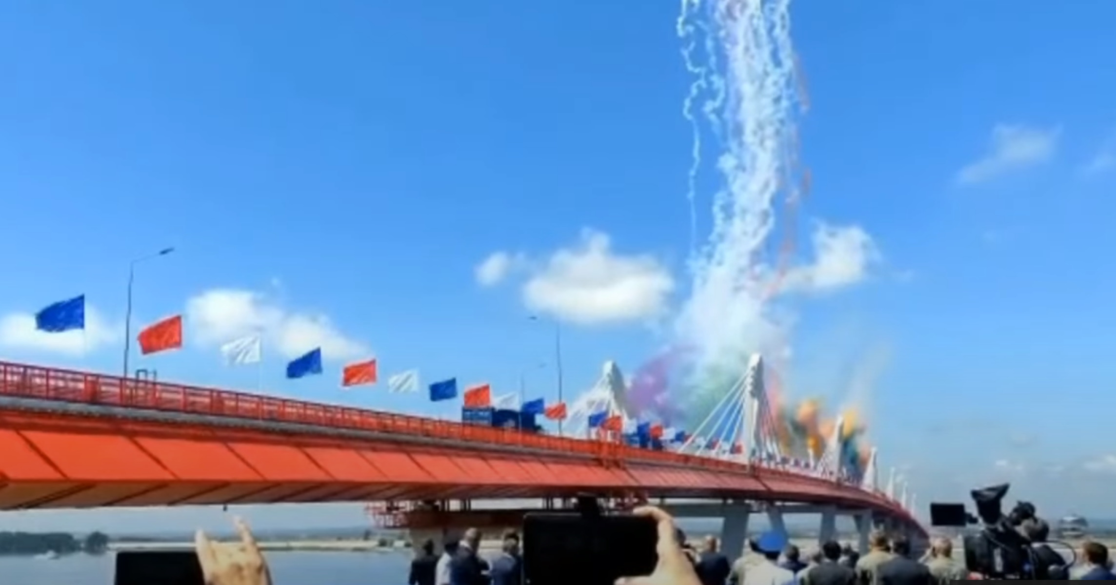 Ρωσία: Εγκαίνια για την πρώτη γέφυρα που τη συνδέει οδικώς τη χώρα με την Κίνα