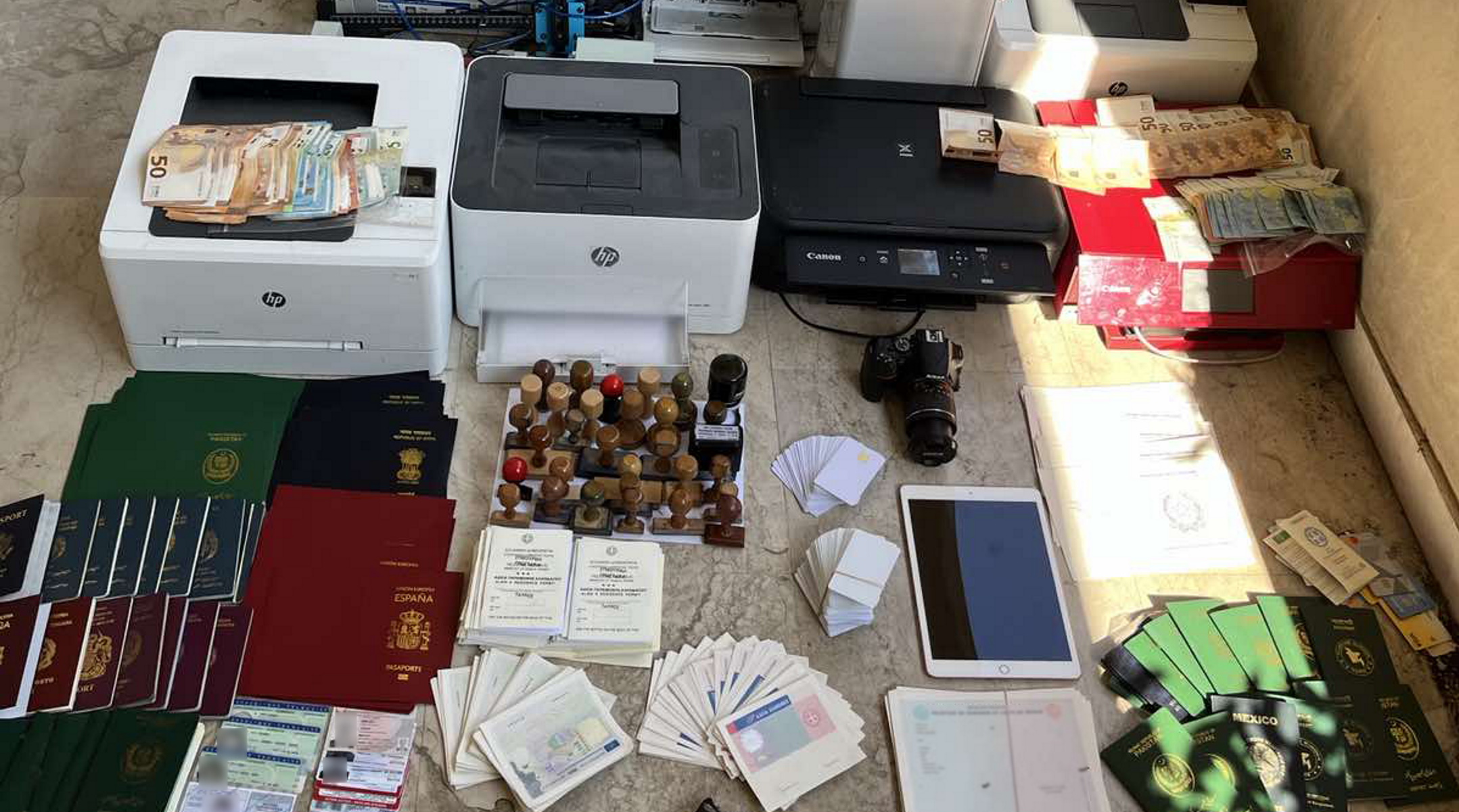 Συλλήψεις για εκατοντάδες πλαστά διαβατήρια σε μετανάστες – Βίντεο από τα ευρήματα της αστυνομίας