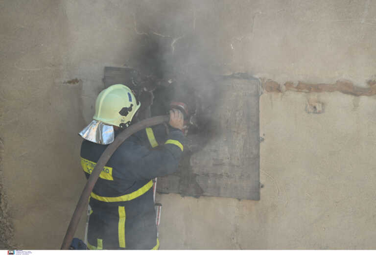 Φωτιά στο hot spot του Ελαιώνα: Σε ύφεση η πυρκαγιά, 12χρονο παιδί στο νοσοκομείο να αναπνευστικά προβλήματα