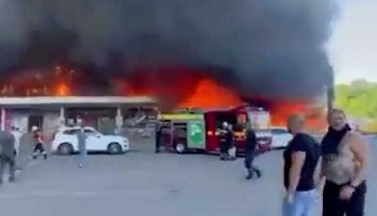 Ρωσικοί πύραυλοι χτύπησαν γεμάτο με κόσμο εμπορικό κέντρο στο Κρέμεντσουκ - Τουλάχιστον 2 νεκροί και 20 τραυματίες