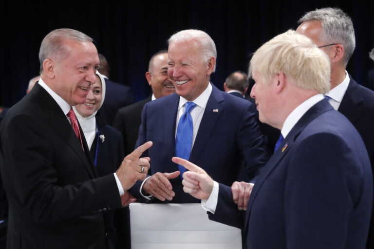 Σύνοδος ΝΑΤΟ: Το αστείο του Τζόνσον στον Ερντογάν με το «Çok güzel» και η αντίδραση του Τούρκου προέδρου