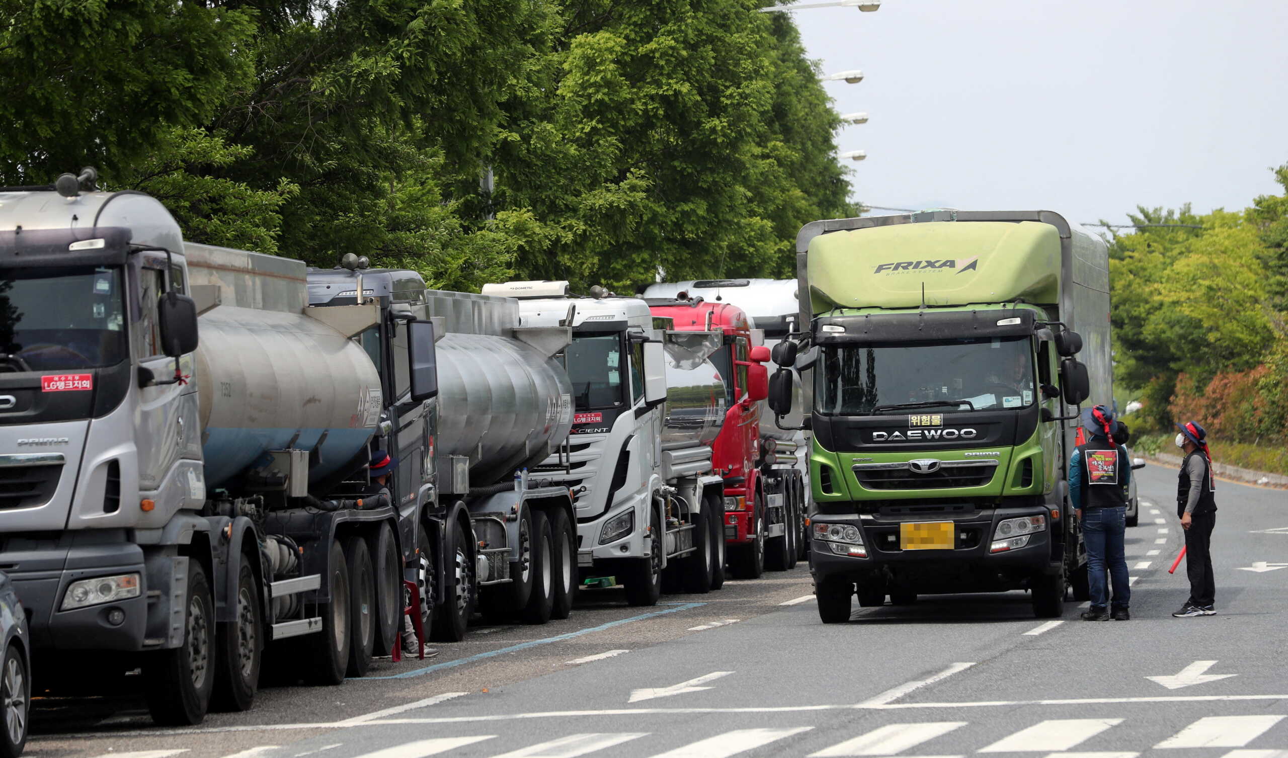 Νότια Κορέα: Ζημιές 1,24 δισ. δολαρίων στη βιομηχανία λόγω της απεργία των οδηγών φορτηγών