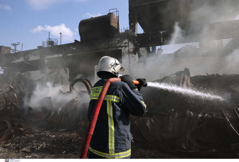 Ασπρόπυργος: Υπό έλεγχο η φωτιά σε εργοστάσιο με πλαστικά