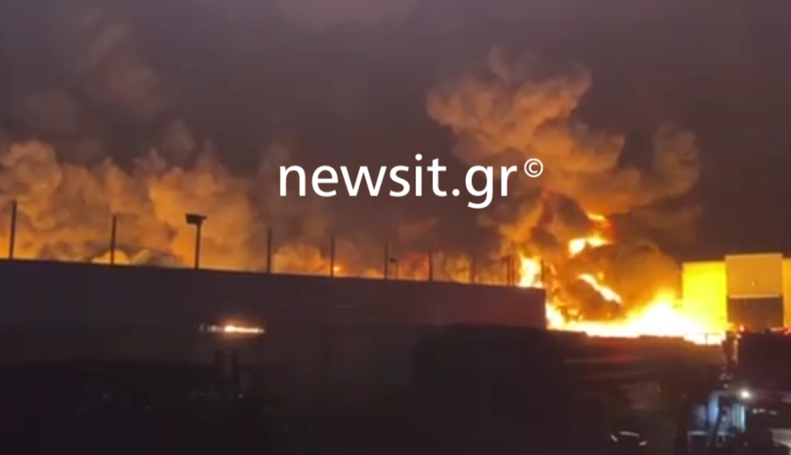 Φωτιά στον Ασπρόπυργο: Μήνυμα από το 112 – «Επικίνδυνα αέρια – Μείνετε σε κλειστούς χώρους»