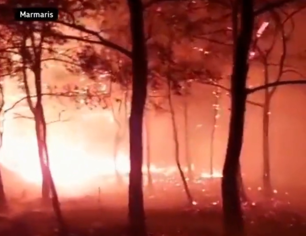Τουρκία: Μαίνεται μεγάλη φωτιά στα νοτιοδυτικά παράλια