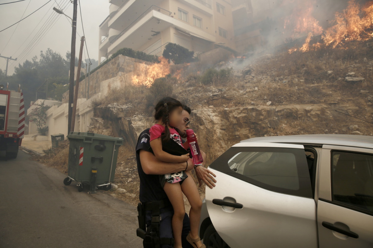 Φωτιά σε Γλυφάδα και Πανόραμα Βούλας: Συνεχείς αναζωπυρώσεις – Κάηκαν σπίτια
