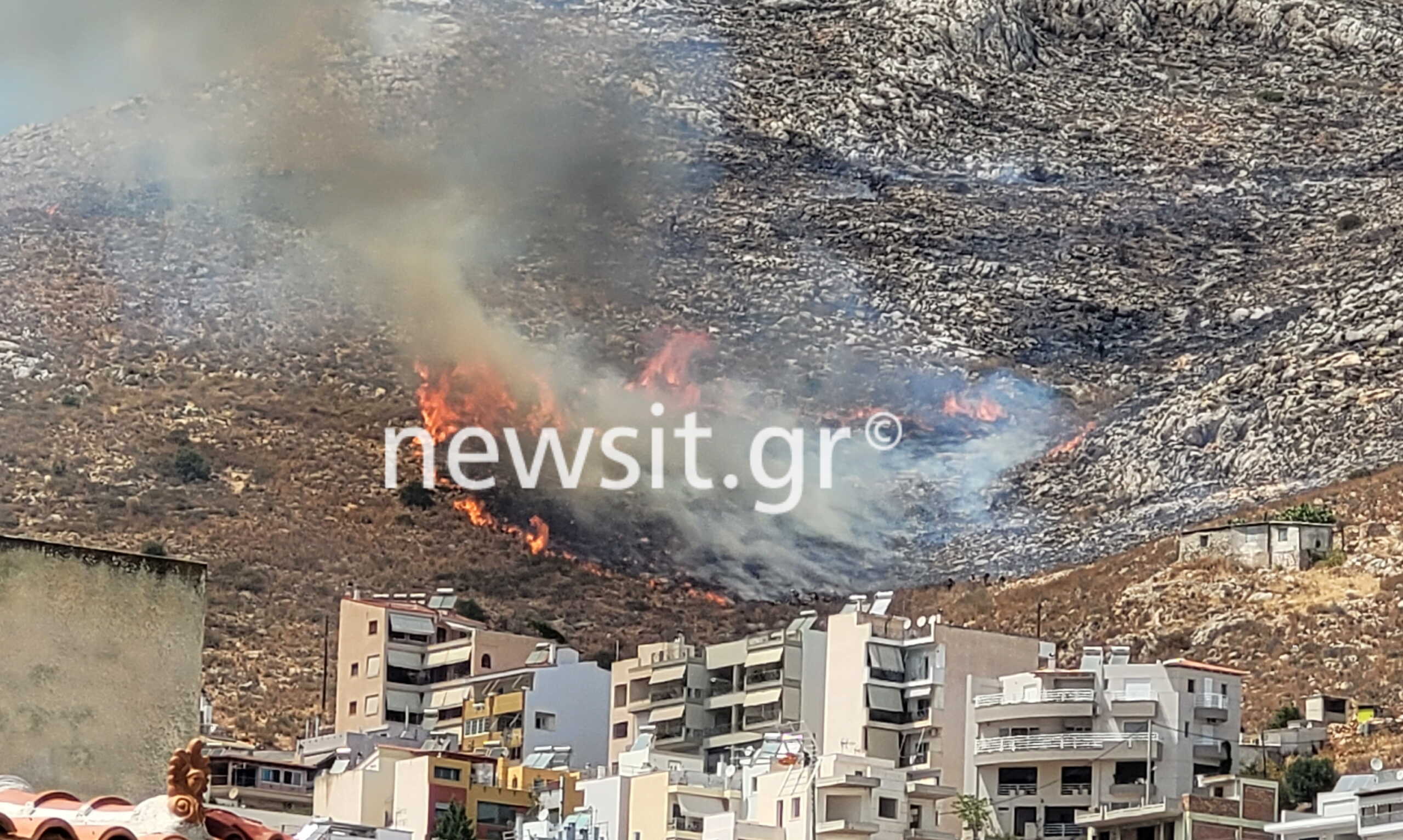 Αναζωπυρώθηκε η φωτιά στον Σχιστό – Ενισχύονται οι πυροσβεστικές δυνάμεις