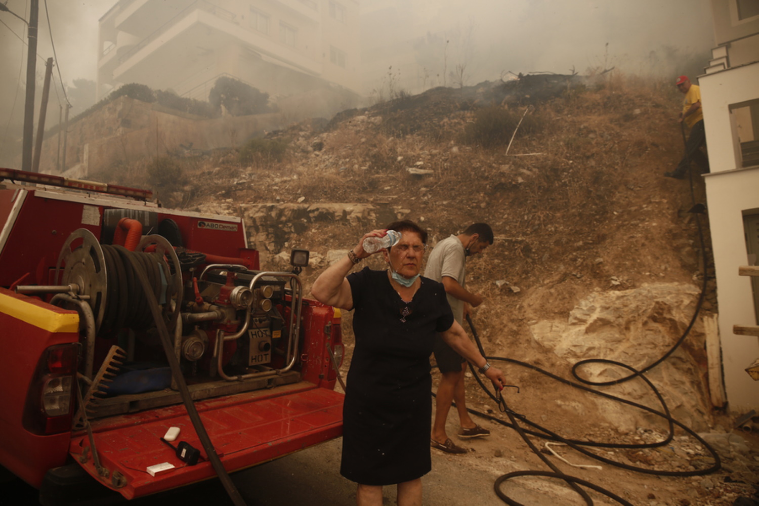 Φωτιά σε Γλυφάδα και Πανόραμα Βούλας: Η στιγμή που εκκενώνονται τα σπίτια