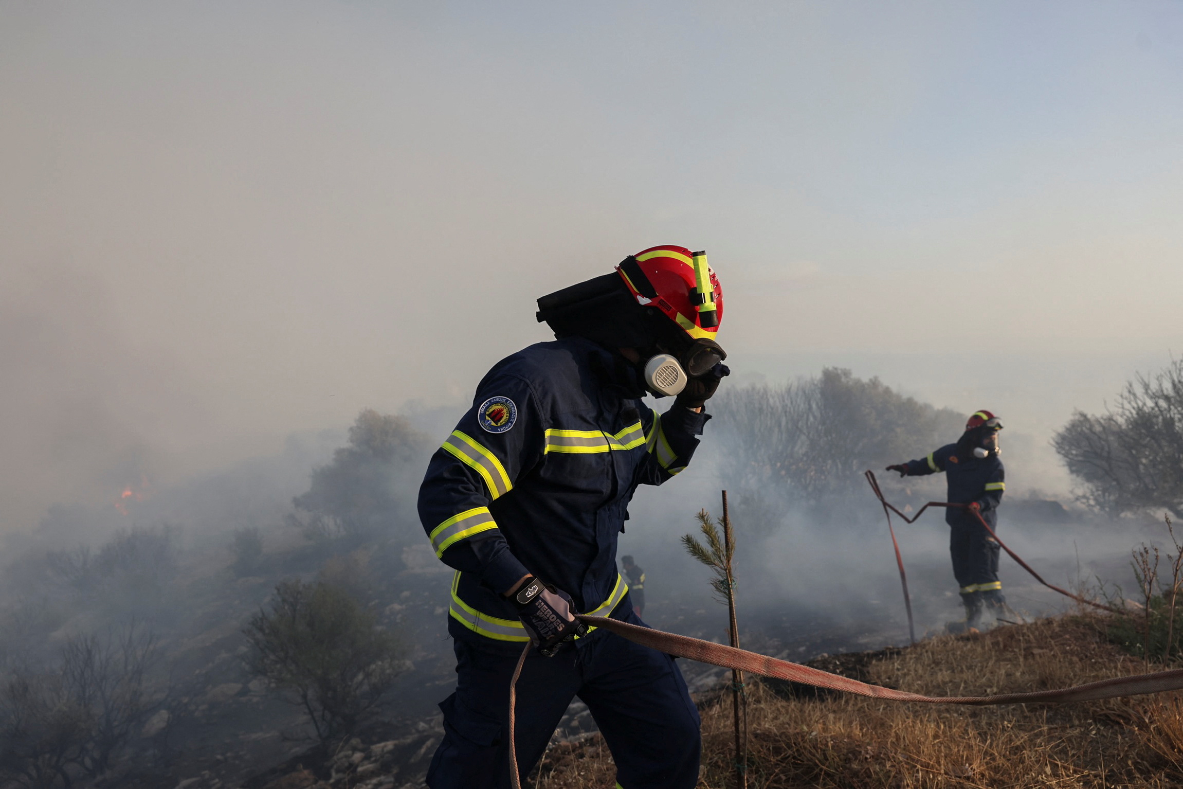 Κινδύνευσε η ζωή τριών πυροσβεστών τη νύχτα κατά την κατάσβεση των πυρκαγιών