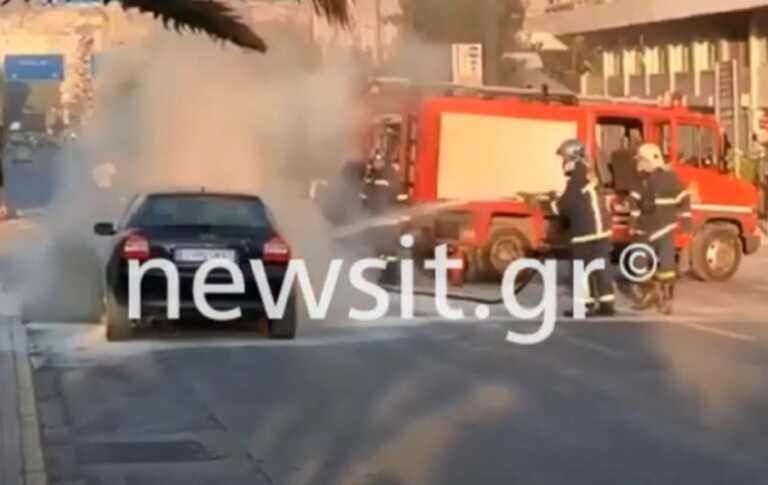 Αυτοκίνητο έπιασε φωτιά εν κινήσει στη Λεωφόρο Αλεξάνδρας