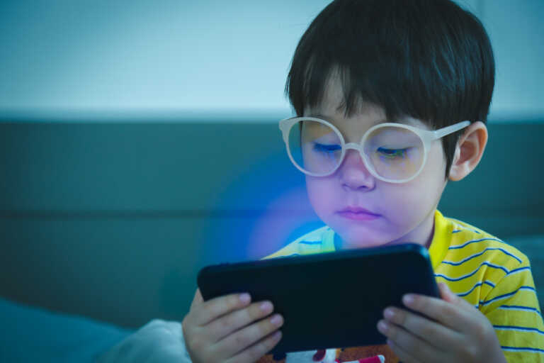 Πόσο επηρεάζουν τα παιχνίδια στο κινητό τα μάτια των παιδιών