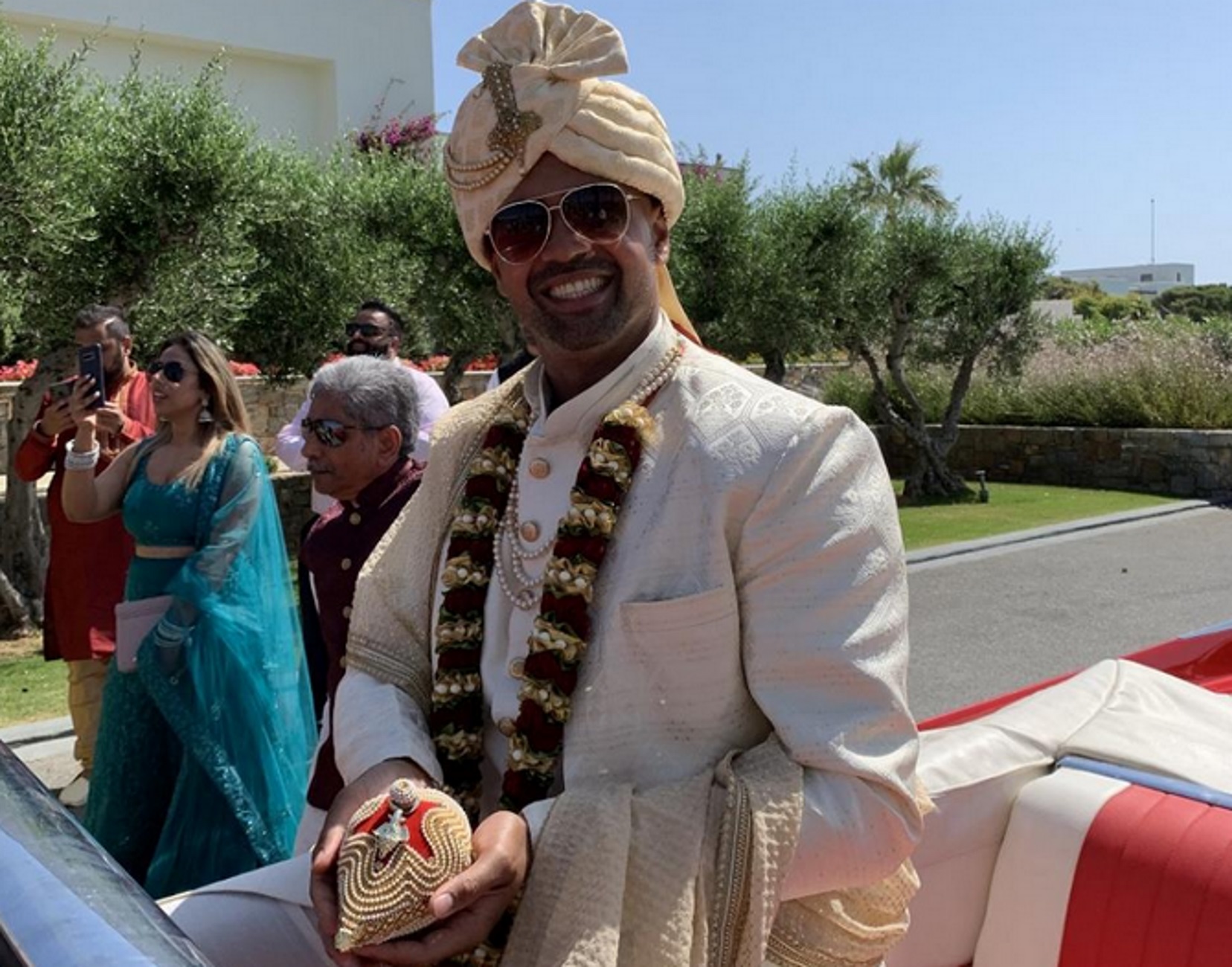 Κρήτη: Παραμυθένιος γάμος με Ινδό μεγιστάνα που έφτασε γαμπρός με μια συλλεκτική Cadillac Eldorado